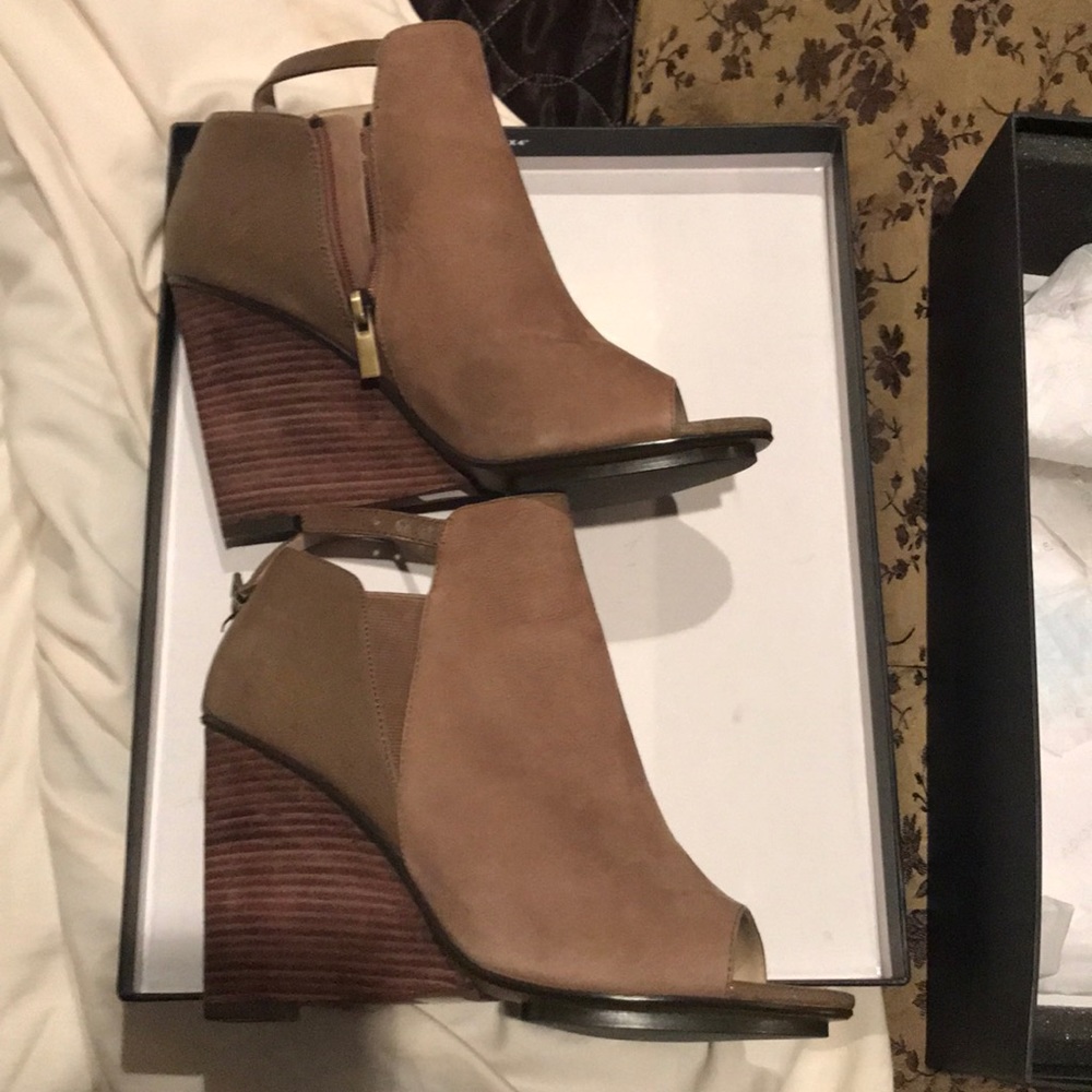 Size 7 open toed booties pelle moda